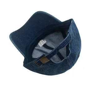Detailansicht der Denim-Baseballkappe mit Metallschnalle und internem Etikett