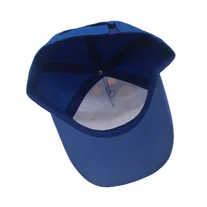 Vista interna de gorra infantil azul marino con cierre de velcro y costuras reforzadas