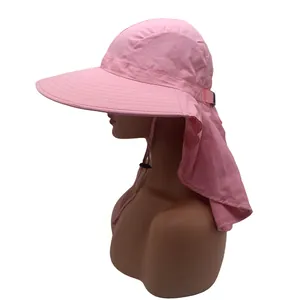 Vue détaillée du chapeau de soleil rose à large bord et rabat de protection du cou
