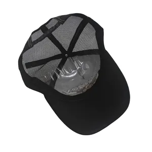 Detailansicht der atmungsaktiven Mesh-Rückseite und Struktur der Trucker Cap