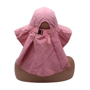 Détail d'un chapeau de soleil rose avec protège-nuque large et boucle réglable à l'arrière