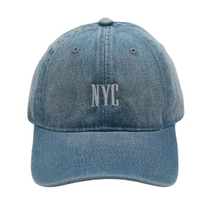 Detailansicht der gewaschenen blauen Denim-Baseballkappe mit grauer NYC-Stickerei