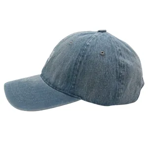 Vue détaillée de la casquette en denim délavé avec broderie blanche et coutures soignées