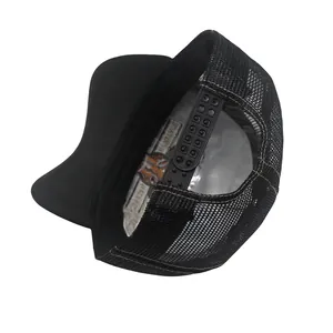 Details des atmungsaktiven schwarzen Netzes und Snapback-Verschlusses der Trucker Cap