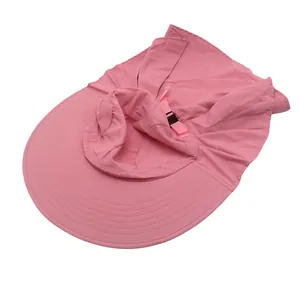 Détail chapeau de soleil rose à large bord avec protège-nuque et cordon de serrage
