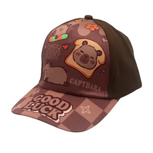 Detalle del estampado de Capibara en gorra de béisbol infantil con visera de damero