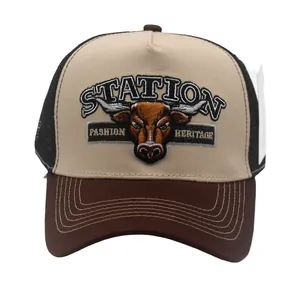 Detailansicht der Retro-Stier-Stickerei und Netzgewebe einer Vintage-Trucker-Cap