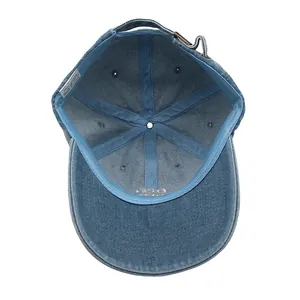 Vue détaillée de l'intérieur d'une casquette en denim bleu avec étiquette 100% coton