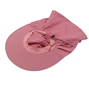 Détail du chapeau de soleil rose à large bord avec protège-nuque et cordon réglable