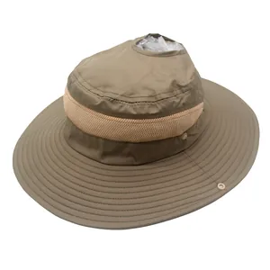 Détail d'un chapeau de randonnée kaki avec filet respirant et ouverture pour queue de cheval