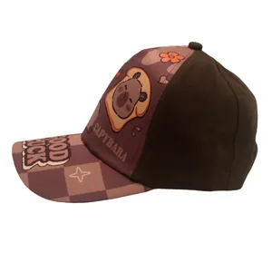 Detalle de gorra de béisbol de Capibara con visera de cuadros y gráfico de tostada