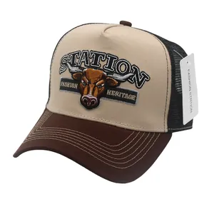 Detail der 3D-Stierstickerei und Kontrastnähte auf der Vintage Trucker Mesh Kappe