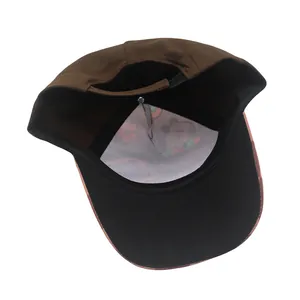 Vista detallada del interior de la gorra marrón con forro de divertidos dibujos animados