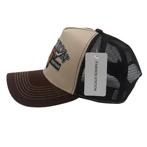 Detail der Stier-Stickerei und atmungsaktivem Mesh an einer Vintage Trucker-Mütze