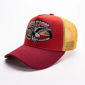 Casquette trucker vintage avec broderie aigle, face rouge, filet jaune et visière courbée