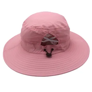 Détail d'un chapeau rose avec trou pour queue de cheval et cordon de serrage réglable