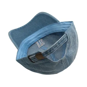 Detailansicht der gewaschenen Denim-Basecap mit Metallschnalle und NYC-Stickerei