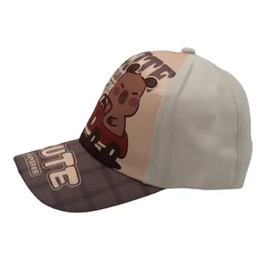 Vista lateral de gorra de béisbol infantil con estampado de carpincho y visera de cuadros