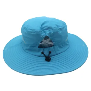 Détail de l'ouverture pour queue de cheval et tissu en maille sur chapeau bleu clair