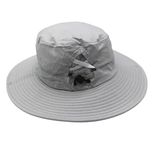 Détail d'un chapeau de soleil gris avec ouverture pour queue de cheval et cordon réglable