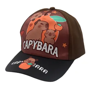 Detalle del estampado de Capibara animado en la gorra de béisbol marrón con visera negra
