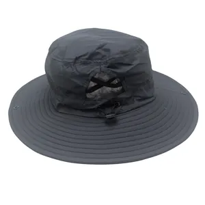 Détail du chapeau de soleil avec ouverture pour queue de cheval et mesh respirant
