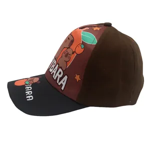 Detalle de gorra infantil con estampado de carpincho y texto BARA en contraste