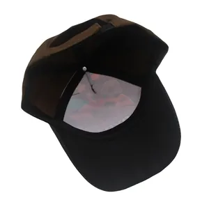 Detalle de gorra de béisbol de lona marrón con forro estampado y cierre de velcro negro