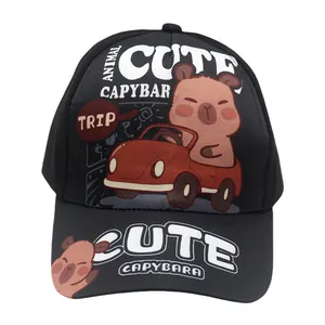 Detalle de gorra infantil negra con estampado de carpincho en coche y texto de dibujos