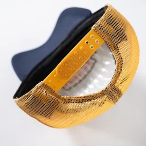 Détail de la fermeture snapback jaune réglable et du filet respirant de la casquette trucker