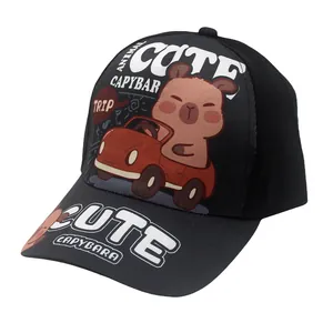 Detalle de gorra negra con estampado de carpincho animado y letras decorativas inglesas