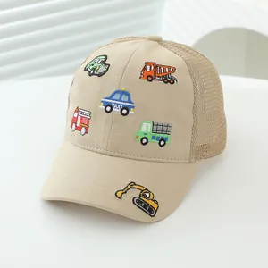 Détail de la casquette filet pour enfants kaki avec broderie de camions colorés