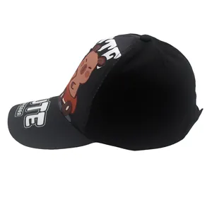 Detalle de gorra negra de algodón con un lindo estampado de carpincho y texto CUTE