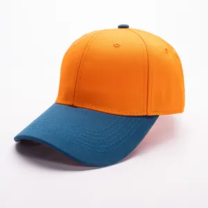 Detailweergave van tweekleurige pet met oranje kroon en donkerblauwe klep
