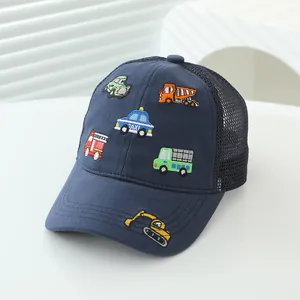 Détail d'une casquette en maille bleu marine pour enfants avec broderie de véhicules