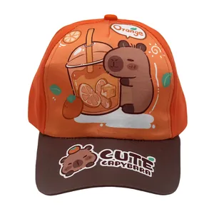 Detalle del estampado de Capibara en la gorra de béisbol de color naranja para niños