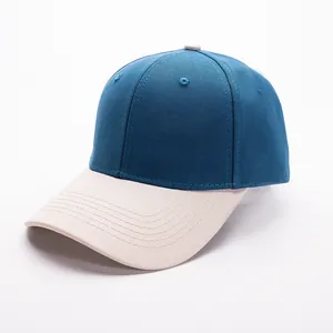 Detailweergave van tweekleurige katoenen baseballpet met blauwe kroon en beige gebogen klep