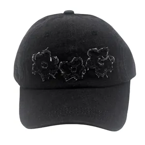 Casquette de baseball en jean noir délavé avec écussons floraux effilochés tendance