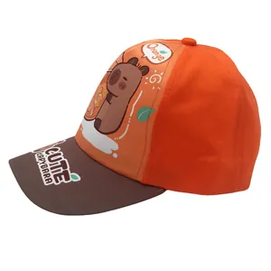 Detalle de gorra infantil de capibara mostrando el diseño impreso y la visera marrón