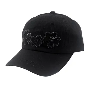 Casquette de baseball en denim noir délavé avec trois fleurs en relief style vintage