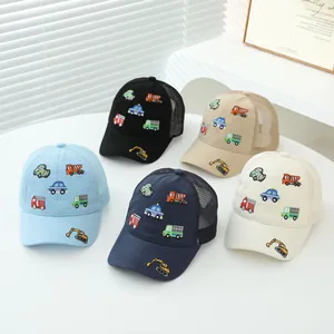 Détail de broderie de voitures sur casquettes trucker en maille pour enfants multi-couleurs