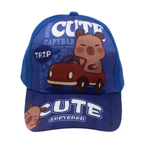 Detalle de gorra infantil azul con estampado de carpincho y diseño de dibujos animados
