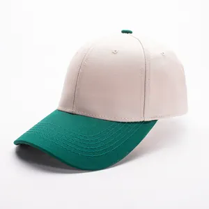 Detail van een tweekleurige katoenen pet met beige kroon en donkergroene klepstiksels