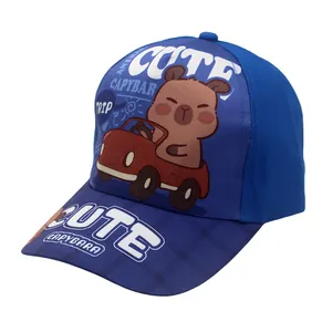 Detalle de gorra azul infantil con estampado de carpincho en coche y texto decorativo