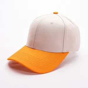 Zijaanzicht van tweekleurige katoenen pet met beige kroon en felle oranje gebogen klep