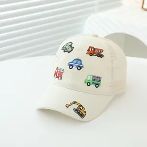 Détail du filet respirant et des broderies de voitures sur la casquette enfant