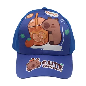 Detalle de gorra infantil azul marino con divertido diseño de carpincho animado