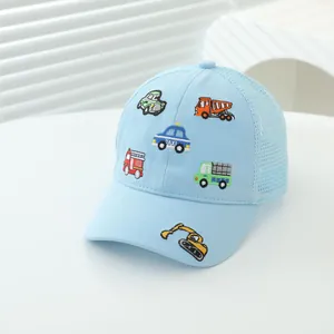 Casquette de baseball enfant bleu clair avec broderies de véhicules et dos en filet