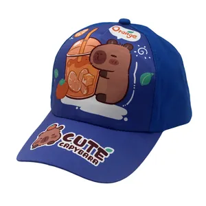 Detalle de gorra infantil azul marino con estampado de carpincho y texto CUTE CAPYBARA
