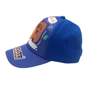 Detalle de gorra de béisbol azul de algodón con estampado de carpincho y naranjas